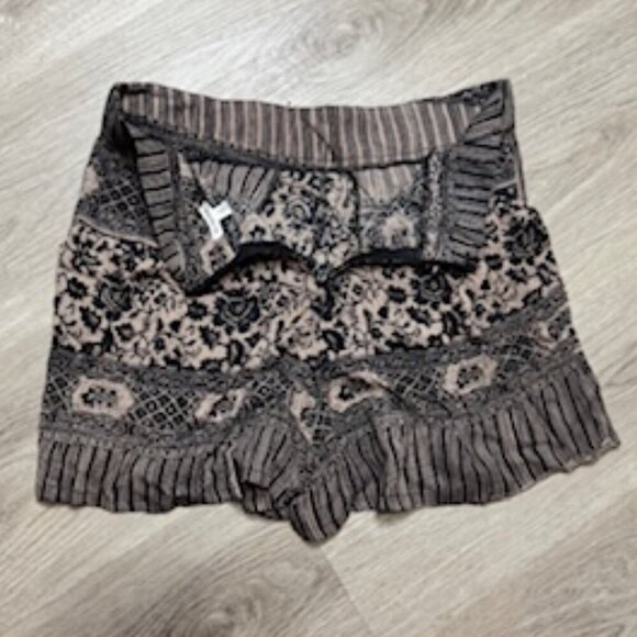 En Crème Boho Ruffle Hem Shorts Size Small – Great Condition - Tribal Pattern - Picture 5 of 8